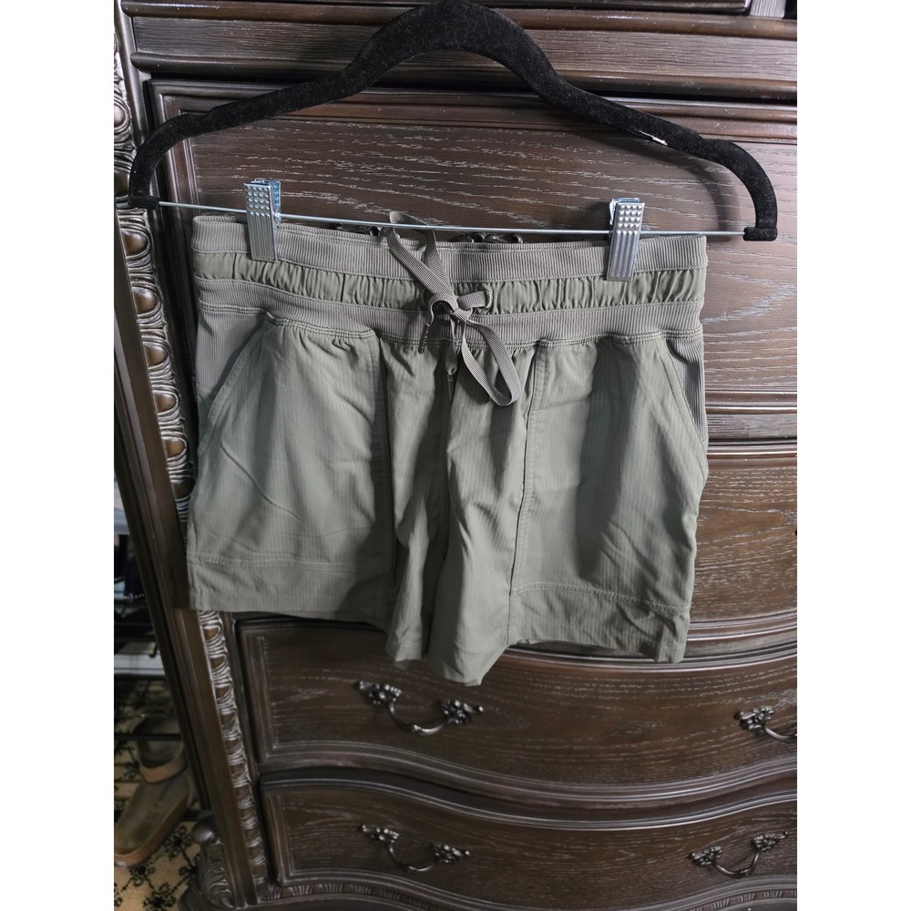 Lululemon Stroll at Sundown Shorts Olive Green Pinstripe LW7CCGS Size 4